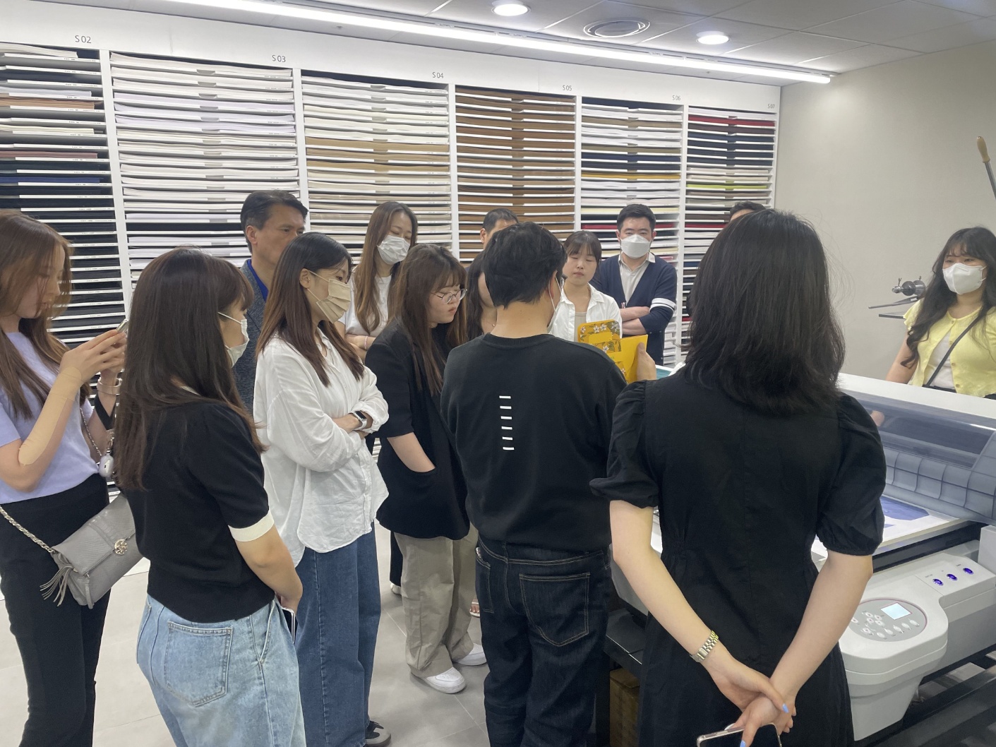패키지 제작 세미나에서 인쇄 장비와 제작 과정을 살펴보는 참가자들